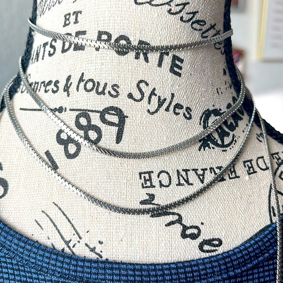 Express layered silver necklace like new - Picture 3 of 8